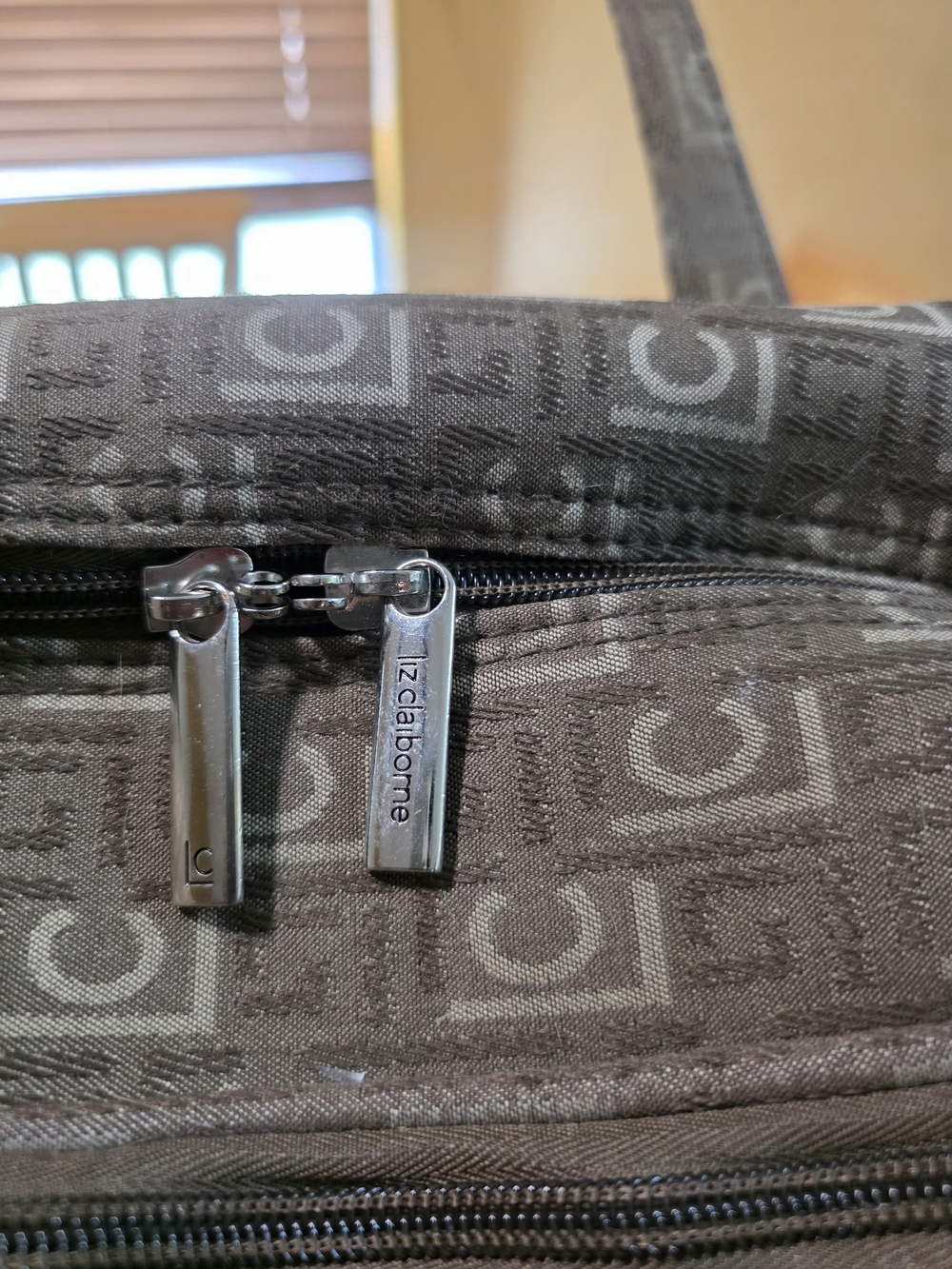 NWT Liz Claiborne Brown Logo Travel Bag with Wheels Carry On Approved - Picture 3 of 14